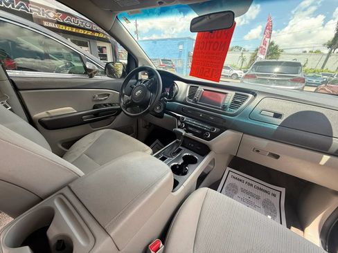 Used 2021 Kia Sedona LX FWD image 6