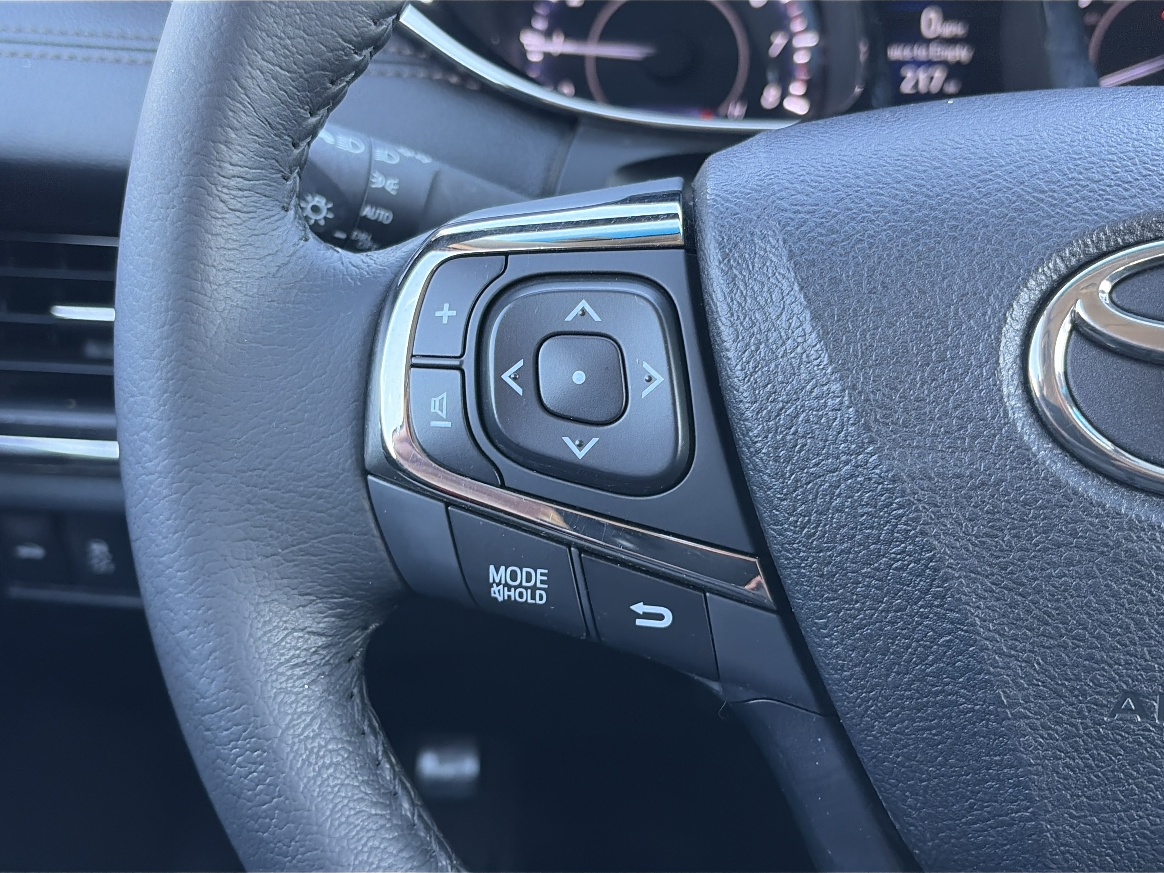 Used 2014 Toyota Avalon XLE Premium FWD image 21