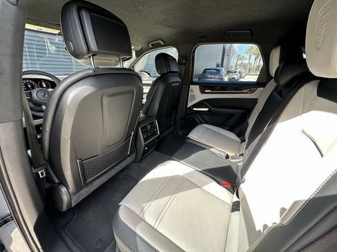 Certified 2025 Porsche Cayenne Turbo AWD/4WD image 35