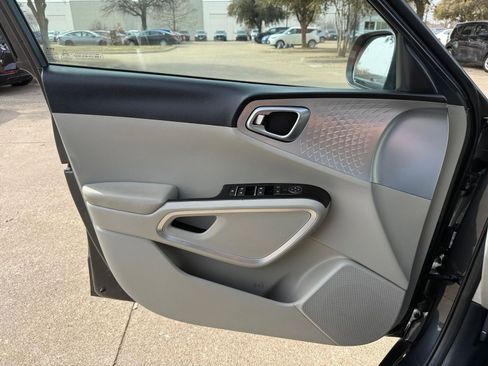 Used 2025 Kia Soul LX w/ LX Technology Package image 18