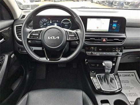 Certified 2025 Kia Seltos SX w/ SX Sunroof Package image 11
