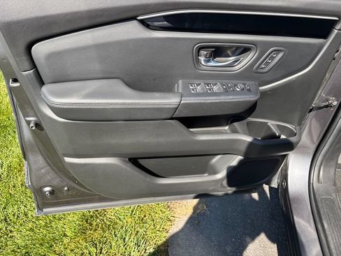 Used 2025 Honda Pilot EX-L image 10