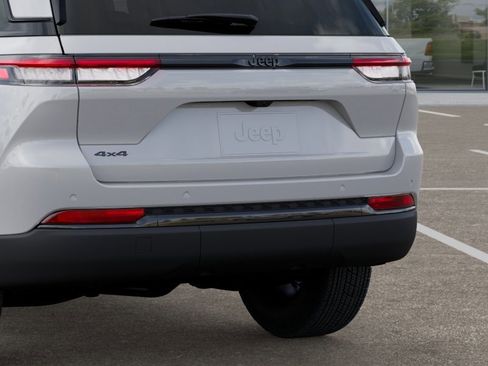 New 2025 Jeep Grand Cherokee Altitude image 13