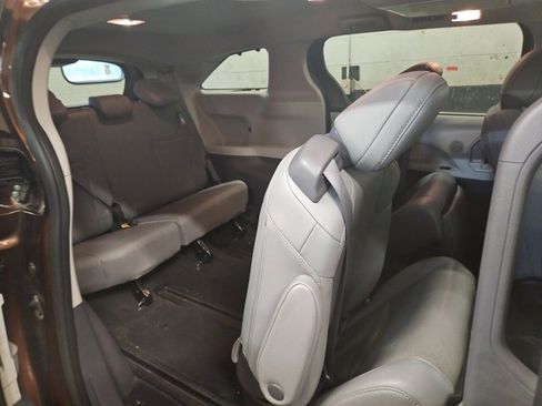 Used 2022 Toyota Sienna Limited image 7