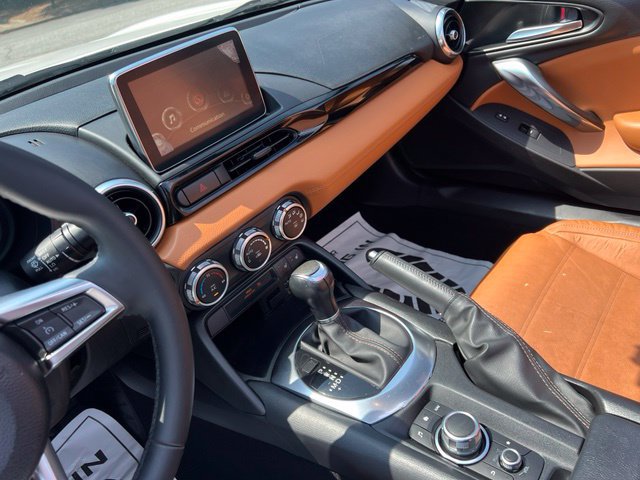 Used 2019 FIAT 124 Spider Lusso w/ Navigation & Sound Group RWD image 24