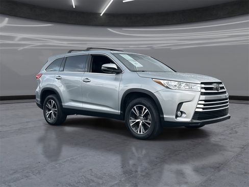 Used 2019 Toyota Highlander FWD V6 image 2