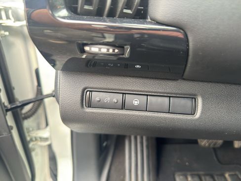 Used 2024 Nissan Pathfinder SV FWD image 32