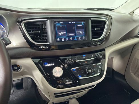 Used 2018 Chrysler Pacifica Touring-L FWD image 15
