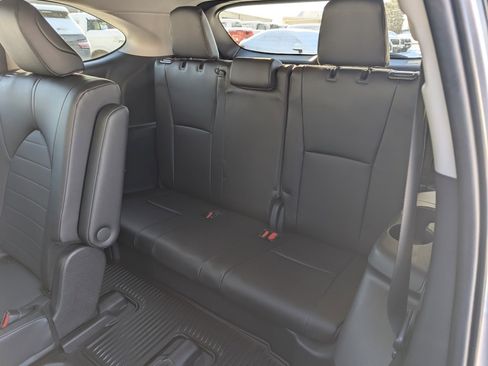Certified 2024 Toyota Highlander XLE image 16
