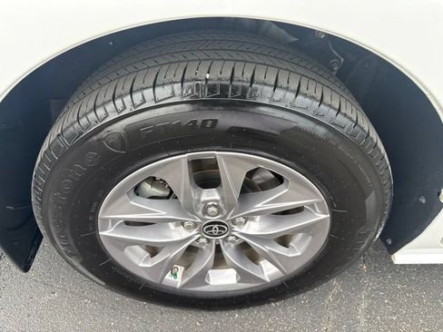 Used 2025 Toyota Sienna XLE FWD image 14