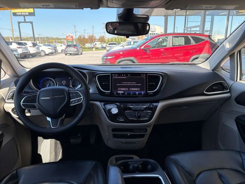 Used 2023 Chrysler Pacifica Touring-L FWD image 35