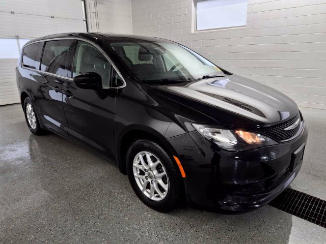 Used 2022 Chrysler Voyager LX FWD image 3