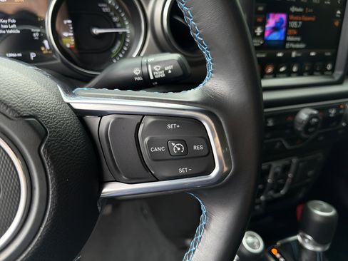 Used 2022 Jeep Wrangler Unlimited Rubicon 4xe AWD/4WD image 30