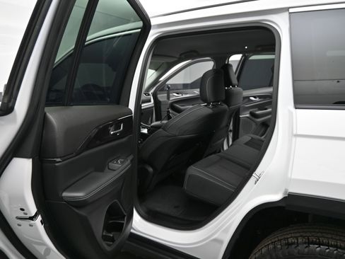 Used 2023 Jeep Grand Cherokee Laredo AWD/4WD image 14