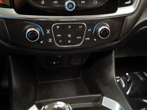 Used 2018 Chevrolet Traverse LT FWD image 22