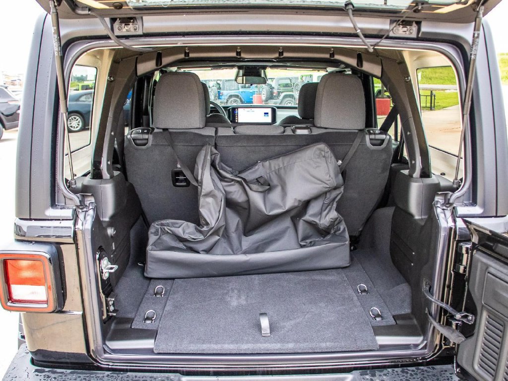 Used 2025 Jeep Wrangler Unlimited Sport AWD/4WD image 11