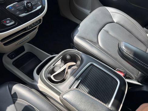 Used 2023 Chrysler Pacifica Touring-L FWD image 30