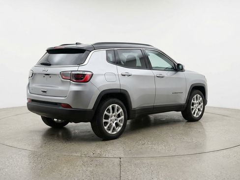 Used 2025 Jeep Compass Limited image 9