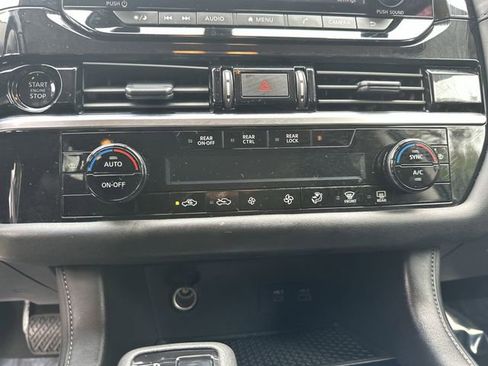 Used 2025 Nissan Pathfinder SV image 17