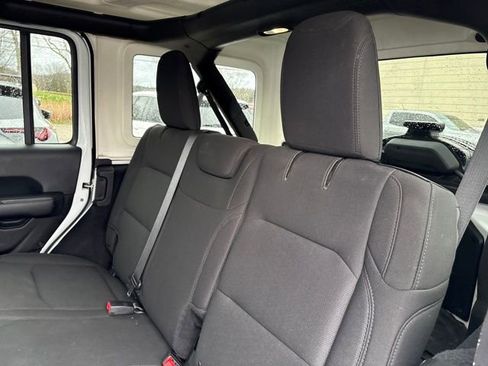 Used 2018 Jeep Wrangler Unlimited Sahara AWD/4WD image 21
