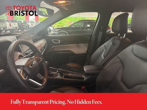 Used 2024 Jeep Compass Latitude w/ Sun and Sound Group AWD/4WD image 18