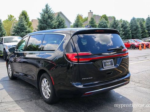 Used 2023 Chrysler Pacifica Touring-L FWD image 6