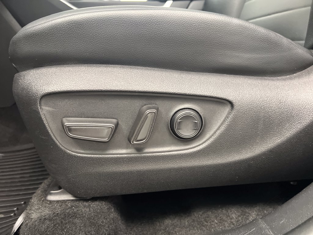 Used 2025 Toyota Highlander XLE FWD image 13
