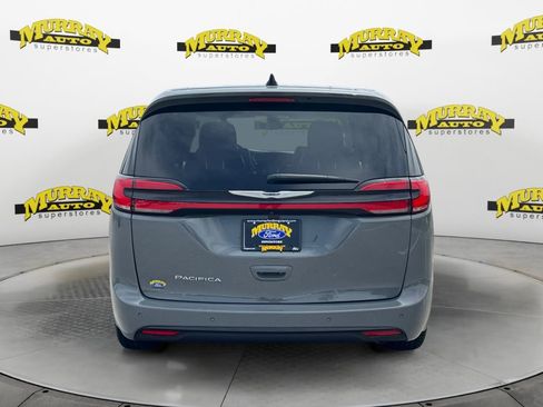 Used 2023 Chrysler Pacifica Touring-L FWD image 4