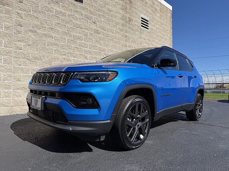 Used 2025 Jeep Compass Limited w/ Sun & Sound Group AWD/4WD image 4