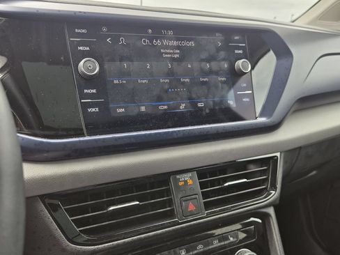 Used 2023 Volkswagen Taos SE w/ Panoramic Sunroof Package FWD image 19