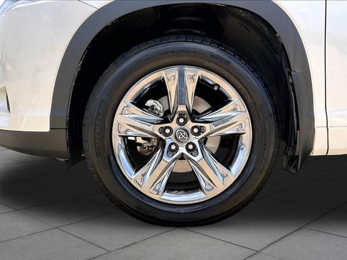 Used 2018 Toyota Highlander Limited Platinum FWD image 11