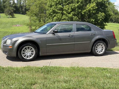 Used 2009 Chrysler 300 Touring RWD image 1