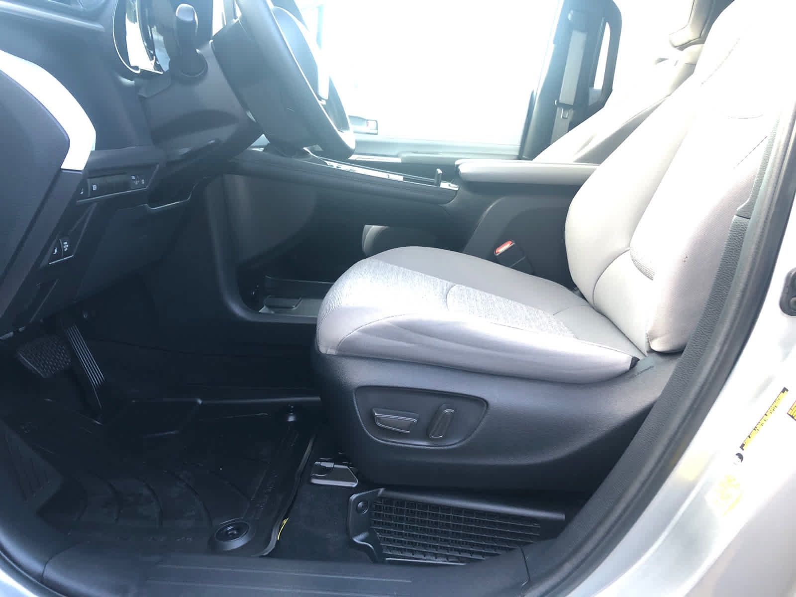 Certified 2025 Toyota Sienna LE w/ LE Plus Package FWD image 25