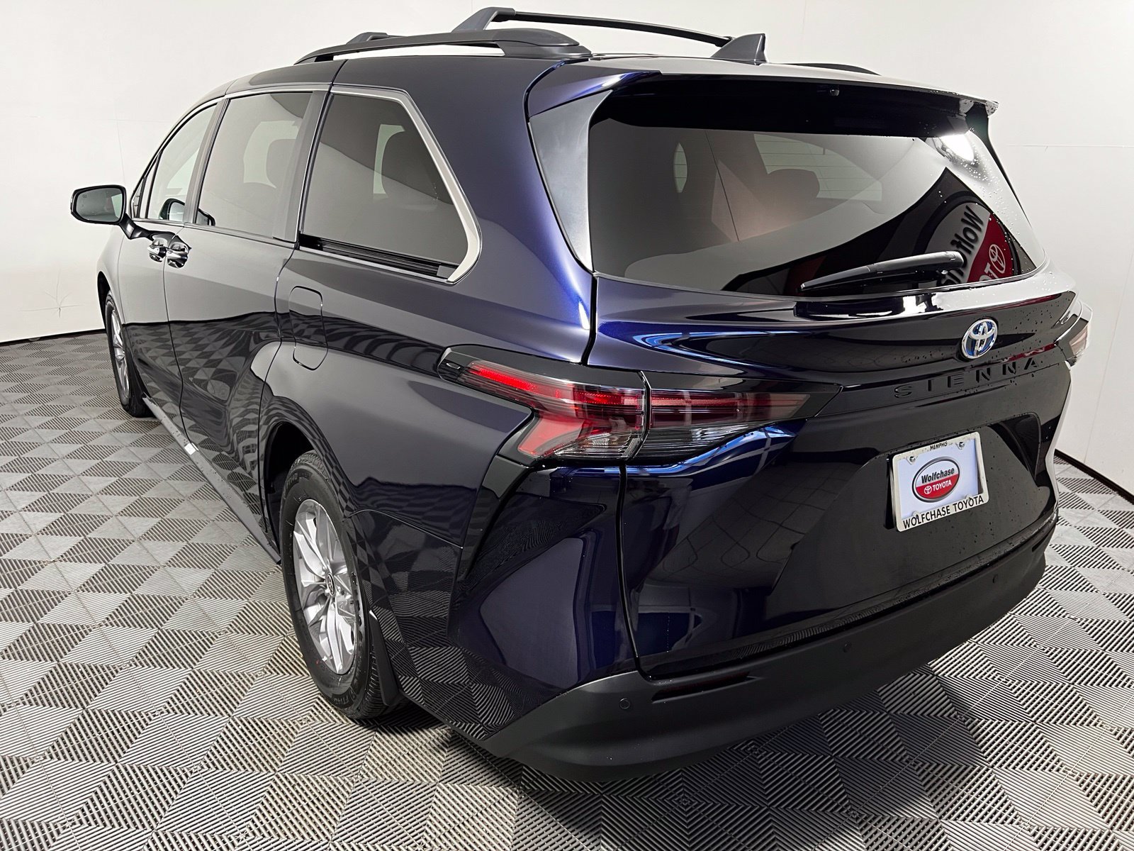 Certified 2025 Toyota Sienna XLE FWD image 7