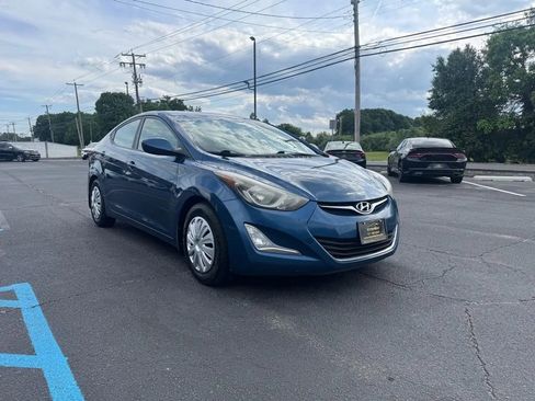 Used 2014 Hyundai Elantra SE w/ Option Group 02 FWD image 4