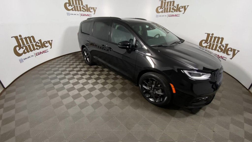 Used 2024 Chrysler Pacifica Limited w/ S Appearance Package AWD/4WD image 2