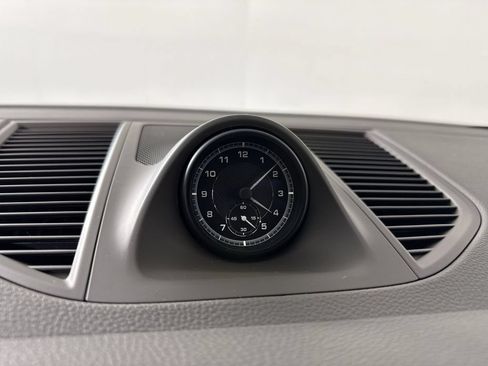 Certified 2025 Porsche Macan AWD/4WD image 29