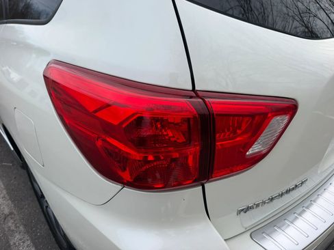 Used 2020 Nissan Pathfinder Platinum image 11