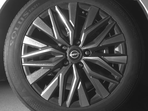 Used 2025 Nissan Altima 2.5 SV FWD image 13