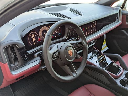 Certified 2025 Porsche Cayenne image 4