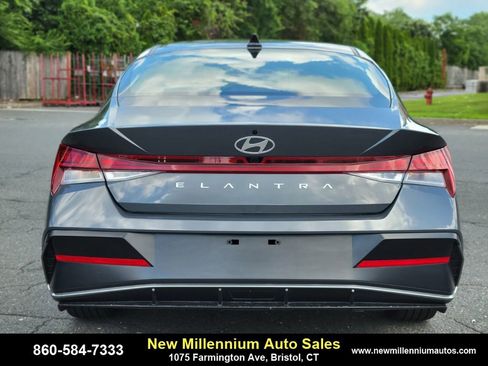 Used 2025 Hyundai Elantra SEL image 4