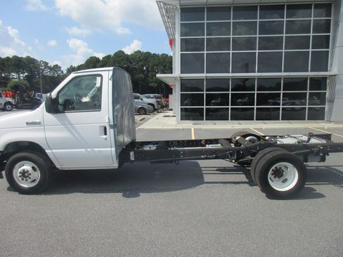 New 2024 Ford E-450 and Econoline 450 Super Duty w/ Driver's Safety Package image 10