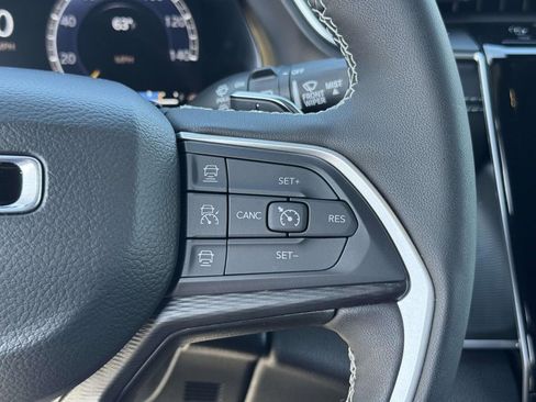 Used 2025 Jeep Grand Cherokee Altitude AWD/4WD image 24