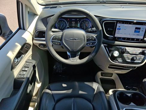 Certified 2023 Chrysler Pacifica Touring-L FWD image 12
