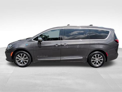 Used 2021 Chrysler Pacifica Pinnacle FWD image 2
