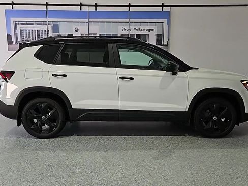 New 2026 Volkswagen Taos SE FWD image 9