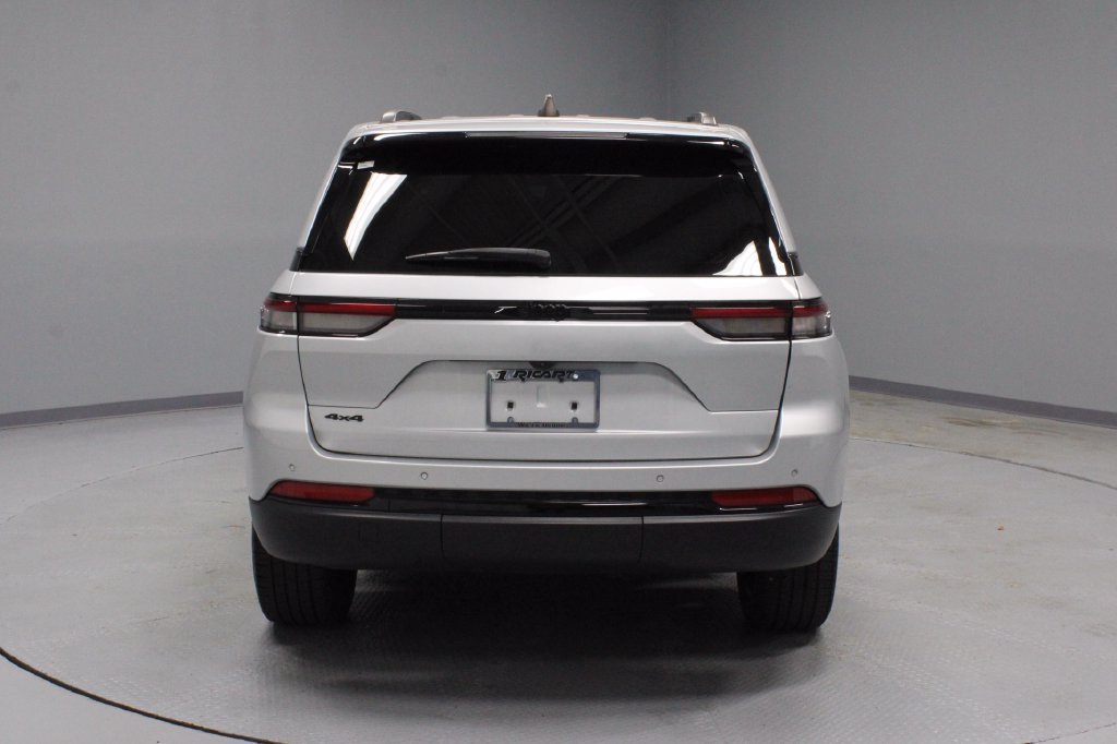 Used 2023 Jeep Grand Cherokee Altitude AWD/4WD image 9