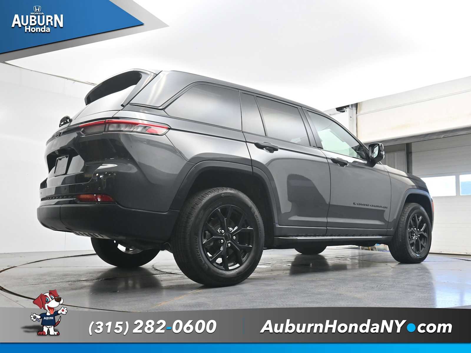 Used 2024 Jeep Grand Cherokee Altitude AWD/4WD image 25