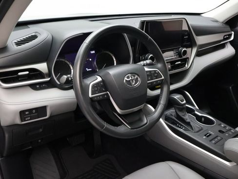 Certified 2024 Toyota Highlander XLE image 15