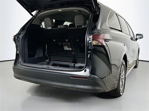 Used 2025 Toyota Sienna XLE image 25